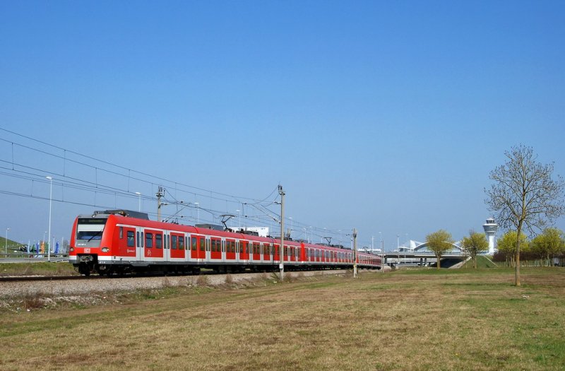 423 187, 458 und 100 mit einer S-Bahn nach MGE am Mnchener Flughafen (11.04.2007)