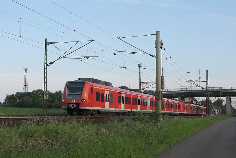 424 016 als S2 nach Haste am Morgen des 2. Juni 2007 bei der Ausfahrt aus dem Bahnhof Linsburg (bei Nienburg).