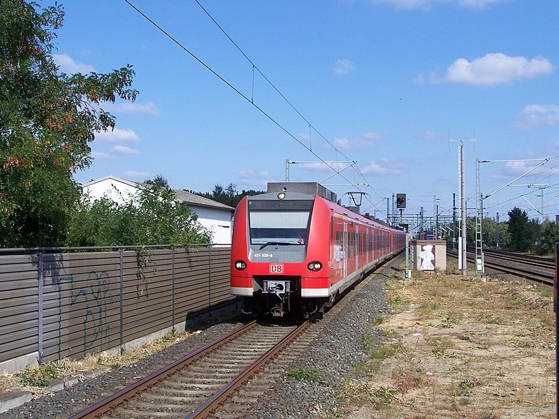 424 028/528 und ein weiterer fahren als S5 in Richtung Hameln in Hannovern-Vinnhorst ein. 20.09.08