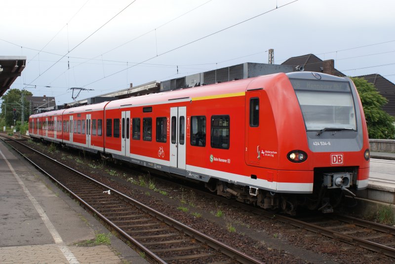 424 534-6 der S-Bahn Hannover stand am 19.07.2009 in Celler Bahnhof und wartete auf ihre Abfahrt in Richtung Hannover.