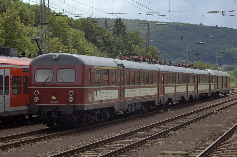 425 420-7 steht abgestellt in Mosbach-Neckarelz. 19.07.2009