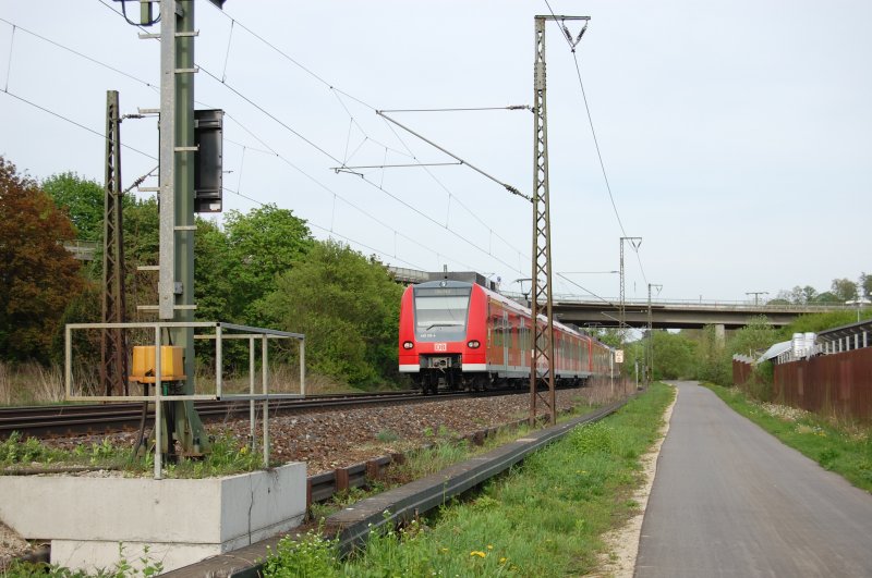 425 814-1 und 425 313-4 sind am 25.4.2009 als RB nach Ulm auf der Filsbahn unterwegs. Aufgenommen bei km 25,6.