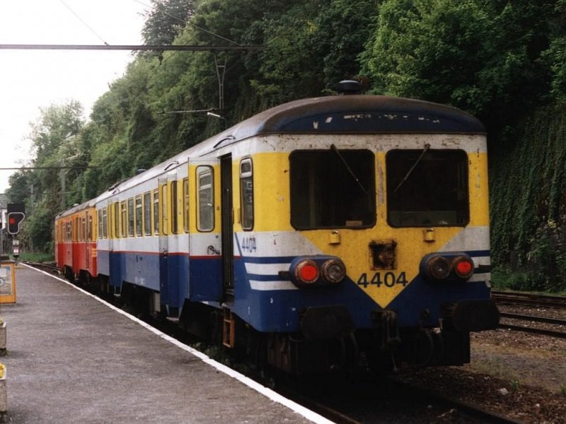 4404 und 4504 mit L6060 Dinant-Libramont auf Bahnhof Dinant am 18-5-2001.