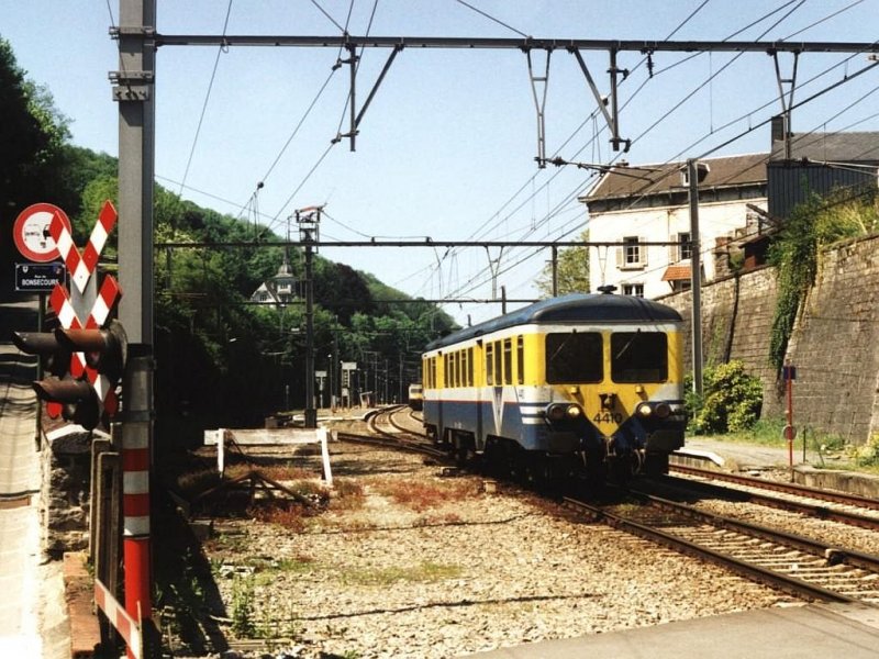 4410 mit L 6064 Dinant-Libramont auf Bahnhof Dinant am 20-5-2001. Bild und scan: Date Jan de Vries. 