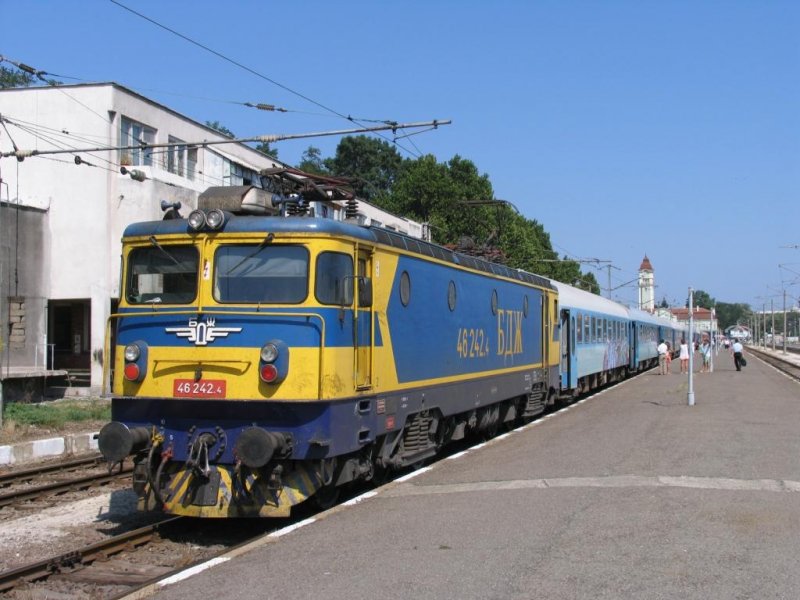 46 242 4 mit IC 8602 Burgas-Sofia auf Bahnhof Burgas am 19-08-2006.