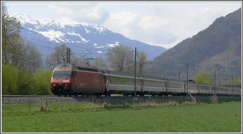 460 049-0 mit EC 6 hat soeben Chur verlassen auf dem langen Weg nach Deutschland. Im Hintergrund der noch schneebedeckte Dreibndenstein. (26.04.2008)