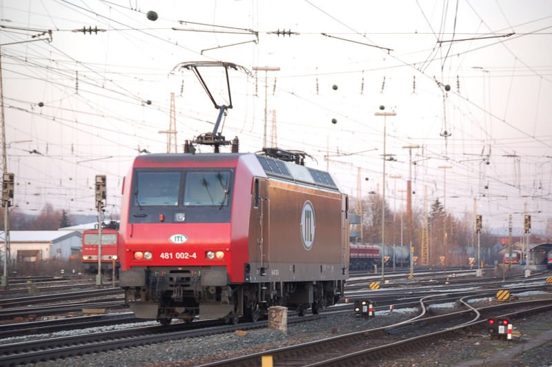 481 002-3 ITL als Lz bei der Durchfahrt im Bahnhof Lichtenfels 11.03.07