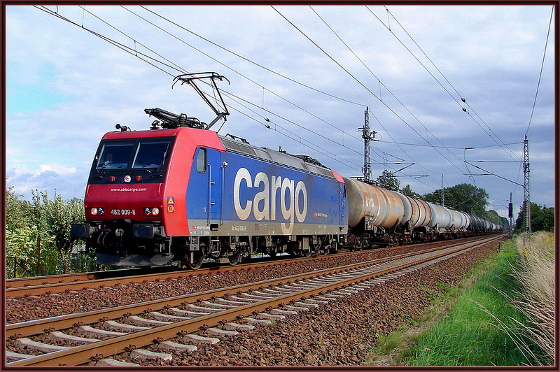 482 009-8 kommt mit einem Kesselwagenzug aus Stendell.
Stralsund am 05.08.08 