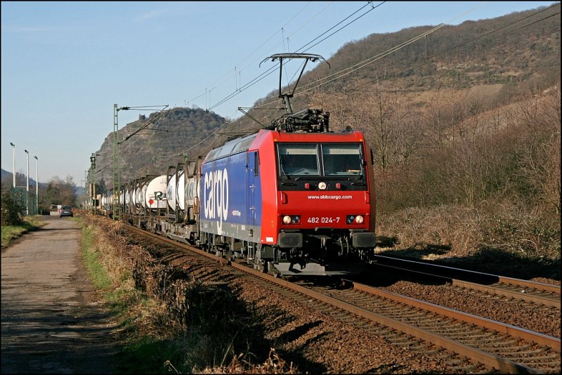 482 024 bringt vermutlich den 42025, von Kln-Eifeltor Ubf nach Busto Arsizio (Gallarate), beladen mit  Stammkunden  Richtung Italien. (09.02.2008)