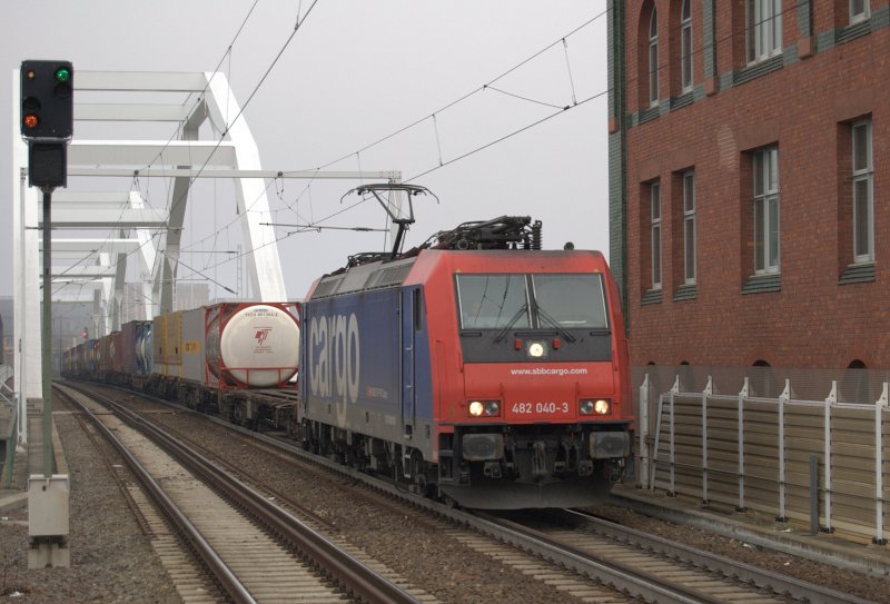 482 040-3 fhrt mit einem Containerzug in Ludwigshafen Mitte Richtung Worms. 14.11.2008