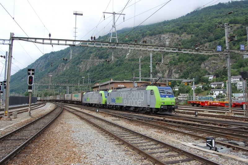 485 017 und eine Schwesterlok bei der Einfahrt in Brig. (05.06.2008)