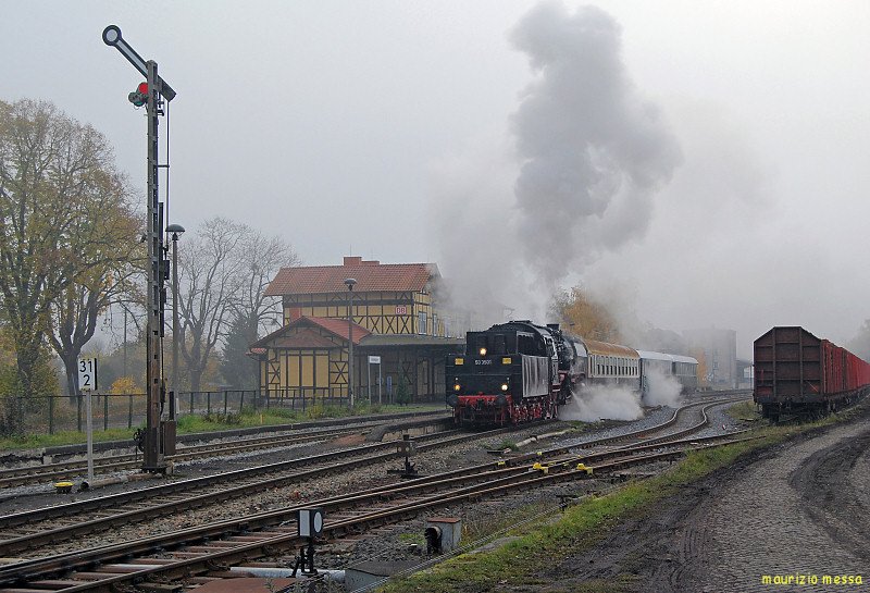 50 3501 in Immelborn on the 2nd of November in 2008 leading the train section from Meiningen: in Bad Salzungen will meet the part coming from Eisenach and, joined, will run to Eisfeld, to celebrate the 150 years of Werrabahn