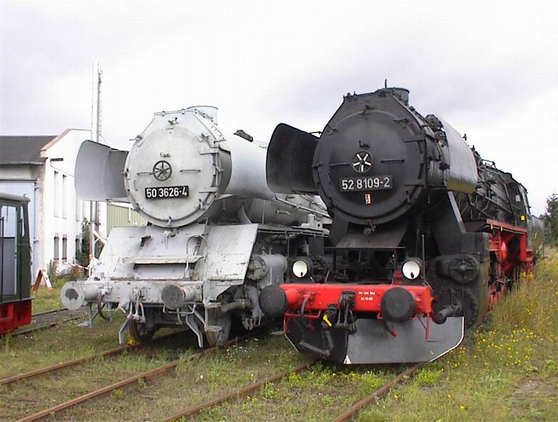 50 3626-4 im unfertigen Zustand neben 52 8109-2 im August 2001 bei einer Fahrzeugausstellung in Weimar.