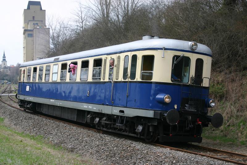 5042 014-0 als Sonderzug auf der schon stillgelegten Bahnlinie Waidhofen/Thaya nach Waldkirchen/Thaya. Hier am 17.4.2006 bei der Ausfahrt in Dobersberg.