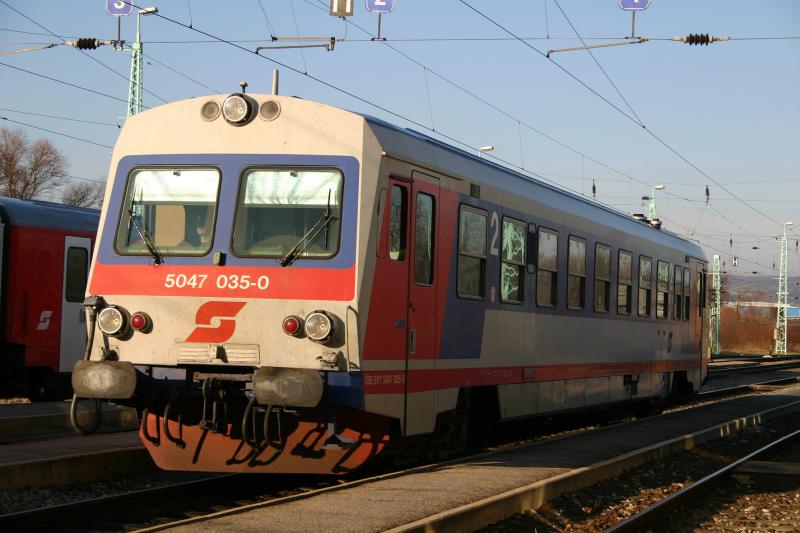 5047 035-0 als Regionalzug bei der Einfahrt in Wulkaprodersdorf. (11.12.2005)