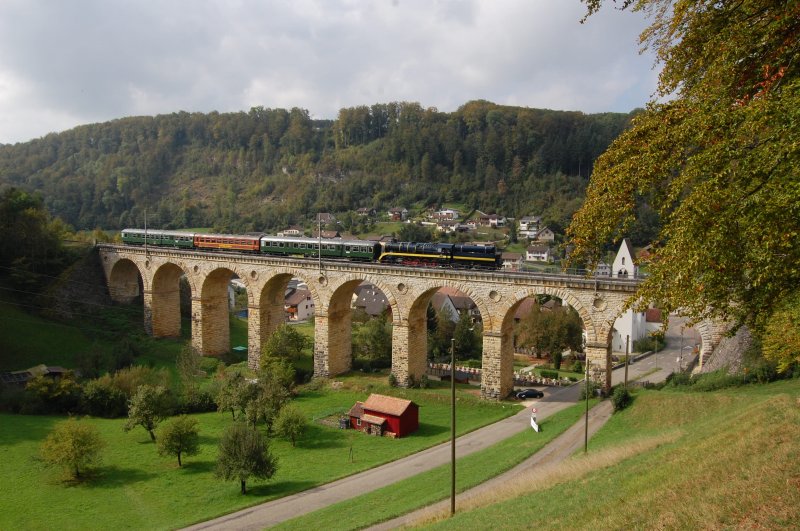 Modern Steam am Hauenstein: 52 8055 mit Extrazug am 01.10.2009