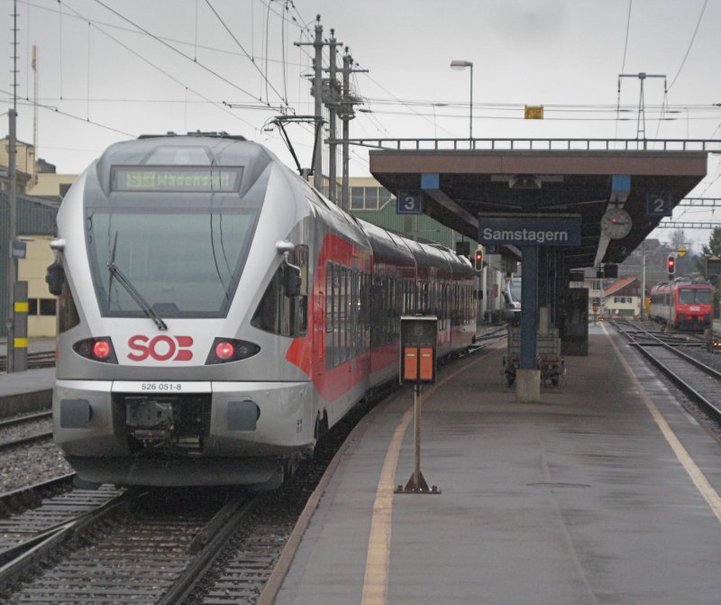 526 051-8 als S13 nach Wdenswil am 29. Mrz 2009 in Samstagern.