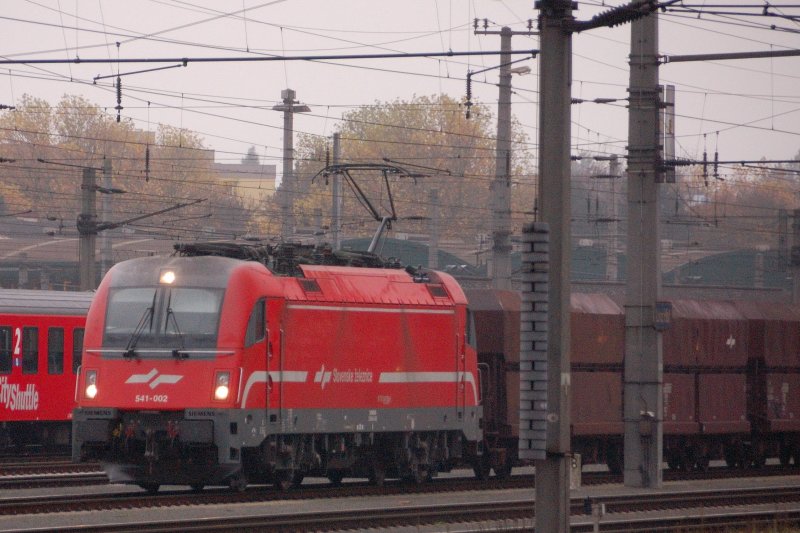 541 002 der SZ rollt bei diesigem Wetter durch die Gterzuggleise von Linz Richtung Westbahn Wien. (10.11.2008).