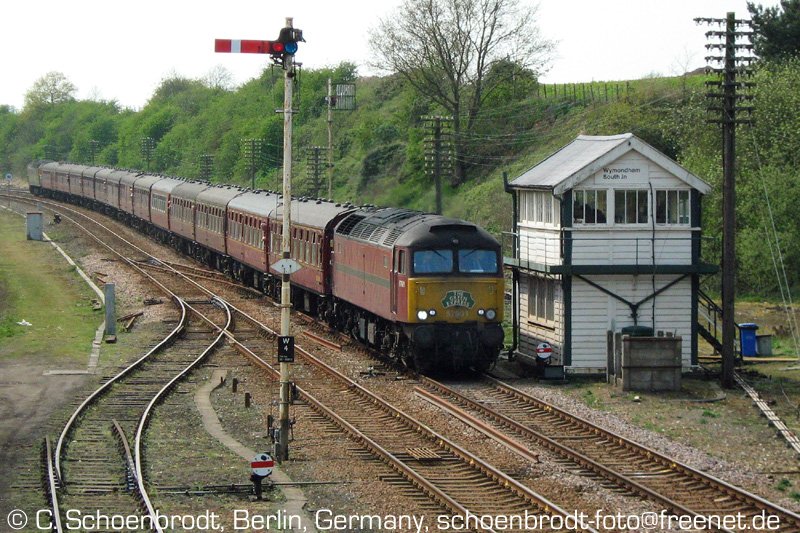 57601 mit einem Sonderzug, Wymondham erreichend.
April 2007
