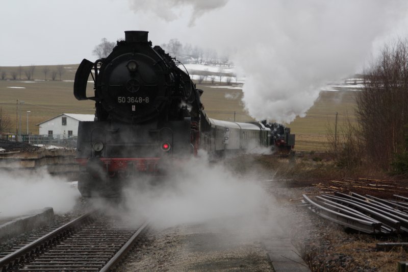 58 311 ist mit 50 3648-8 nach Markersbach zu einer Pendelfahrt unterwegs, hier im Bahnhof Scheibenberg.(28.03.09)