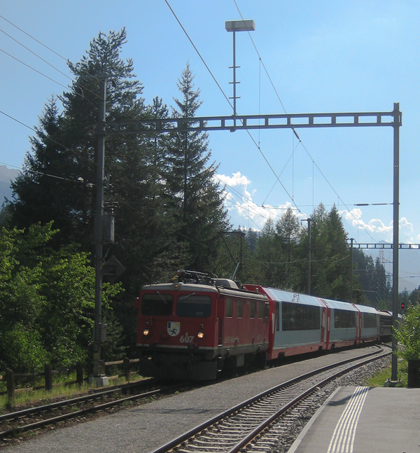 607	 Surselva  fhrt mit dem Glacier Express in Wiesen ein, 19. August 2009.