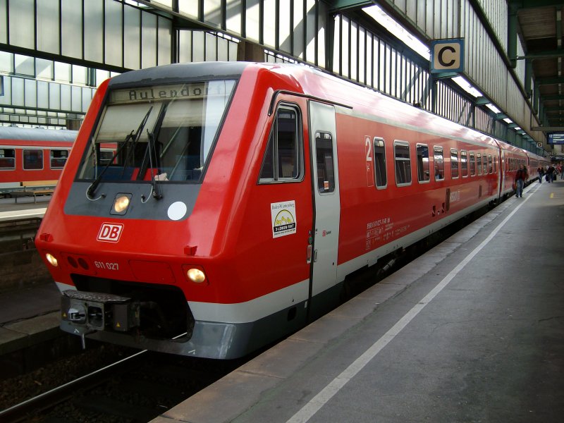 611 027 und zwei weitere Einheiten stehen als 3fach-Traktion abfahrbereit in Stuttgart Hbf. Die ersten 2 fahren nach Aulendorf und der dritte fhrt nach Trennung in Tbingen weiter nach Horb .   Stuttgart Hbf.07.09.2009