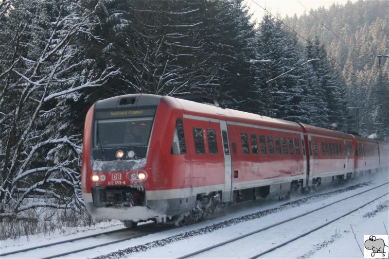 612 653-6 kmpft sich bei winterlich kalten Wetter am 6. Januar 2009 die Frankenwaldrampe hinauf. Die Aufnahme entstand kurz hinter Frtschendorf im Landkreis Kronach.