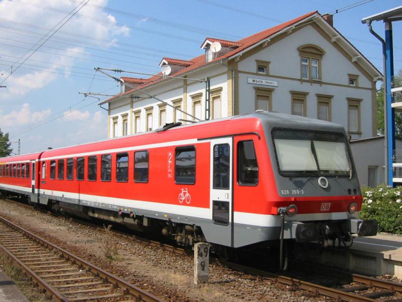 628 269 am 08.08.2004 im Bahnhof von Wrth am Rhein. Der Zug kam gerade aus Lauterbourg und wird wieder dorthin zurckfahren. Als Zielbahnhof ist witzigerweise Kassel Wilhelmshhe angegeben; da ist jemanden bei der groen Hitze an dem Tag wohl ein kleines Fehlerchen unterlaufen.