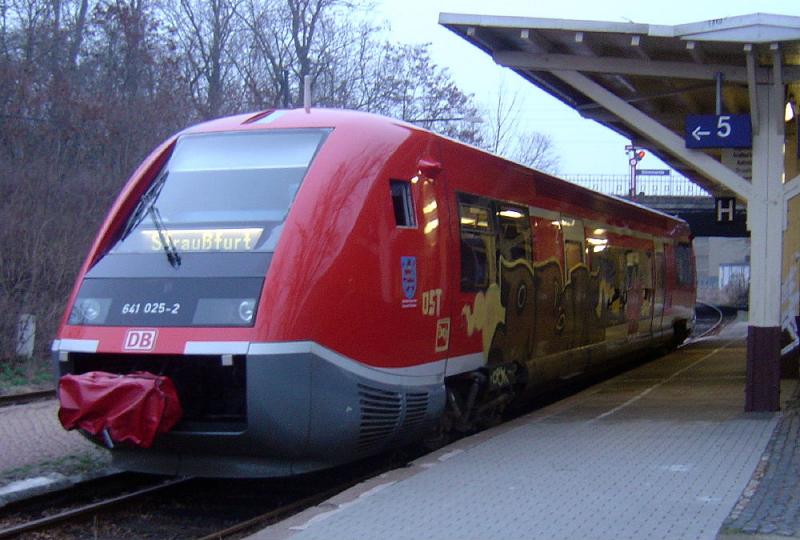 641 025-2 steht stark beschmiert am Abend des 28.03.2005 in Smmerda abfahrtbereit als RB nach Straufurt.