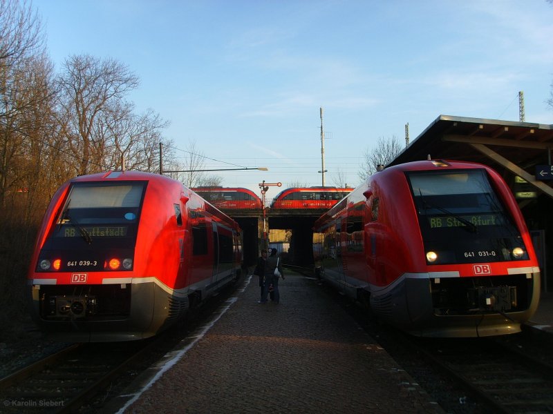 641 039 und 641 031 im Bahnhof Smmerda (unten) am 12.03.2007 - hinten (auf dem Kreuzungsbauwerk) fhrt ein Desiro