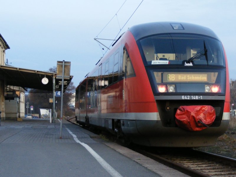 642 148-1 wartet am spten Nachmittag des 30.11.2008 in Pirna auf die Abfahrt in Richtung Neustadt. Ziel der RB ist Bad Schandau.