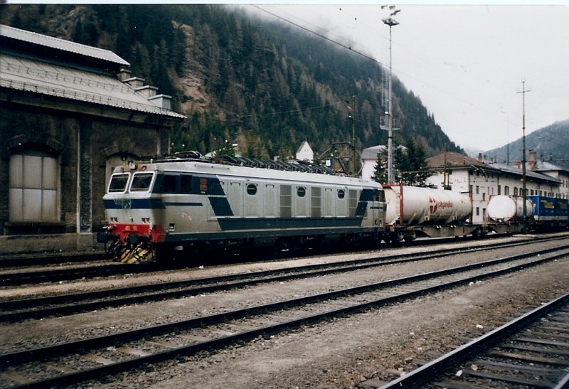 652 171 hat im Mai 1998 im Bahnhof Brenner einen Gterzug bernommen.