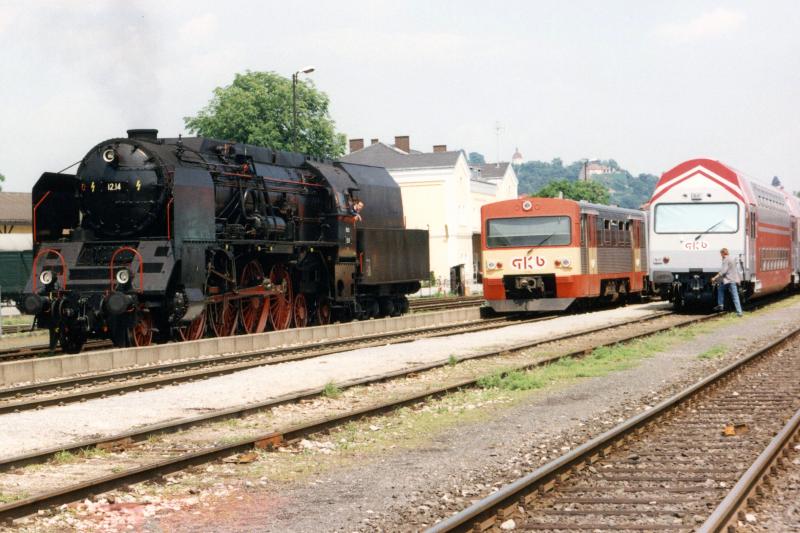 6.6.1993: 12.14 zu Besuch am Graz-Kflacher Bahnhof - neben dem Stockwagen und einem VT 70 der GKB  ist die Gre dieser Lok erst so richtig gut zu erkennen