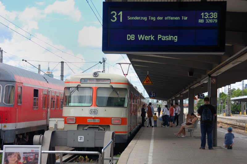 Extra platform ... extra train: special train is ready for