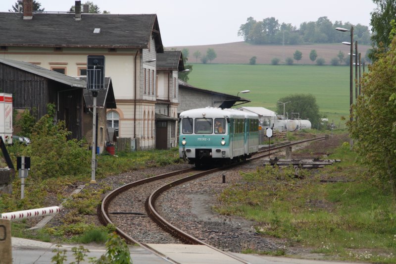 772 367-9 und 772 312-5 verlassen den Bahnhof Scheibenberg in Richtung Schlettau. (10.05.09)