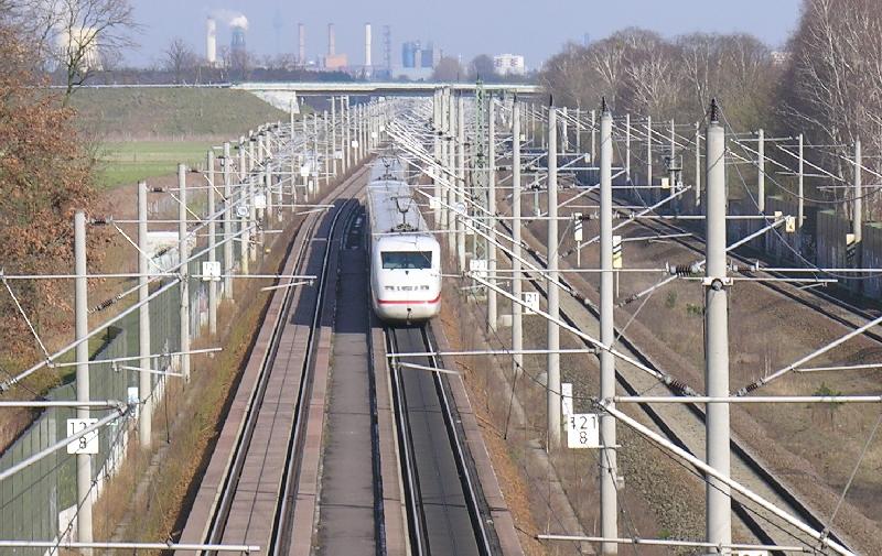 8.4.2005,ICE nach Berlin auf der Hochgeschwindigkeitsstrecke Hannover - Berlin, 10 km vor Berlin-Spandau. Im Hintergrund Berlin mit dem Kraftwerk Reuter und das Hochhaus am S-Bahnhof Stresow. Rechts die zweigleisige Stammstrecke. 