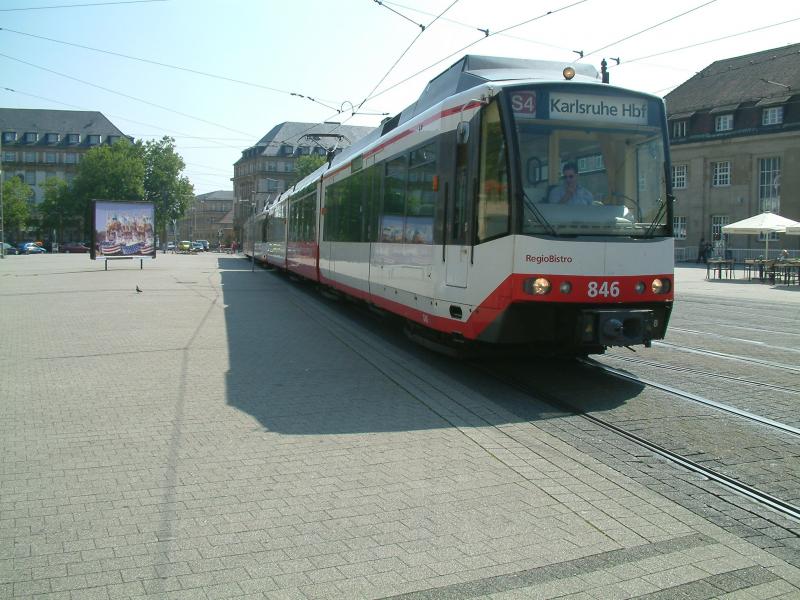 847 und 848 (wieder in RegioBistro-Lackierung)auf dem Karlsruher Bahnhofsvorplatz.