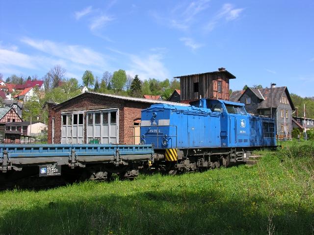 8.5.2005 204010 im Bahnhof Schleusingen. Im Hintergrund stillgelegter Lokschuppen.