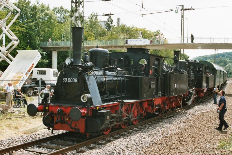 89 6009 und ihre Schwesterlok Speyerbach am 26.6.04 anlsslich der Erffnung des Bahnsteig 4 fr die Ostertalbahn in Ottweiler.
