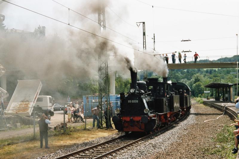 89 6009 und die Speyerbach kurz vor der Ausfahrt des Zuges nach Schwarzerden.