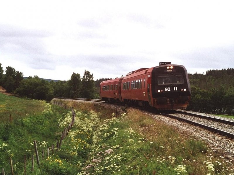 92.11/92.08 mit Regionalzug 2383 Hamar-Rros in Hmlsvoll am 7-7-2000. Bild und scan: Date Jan de Vries.