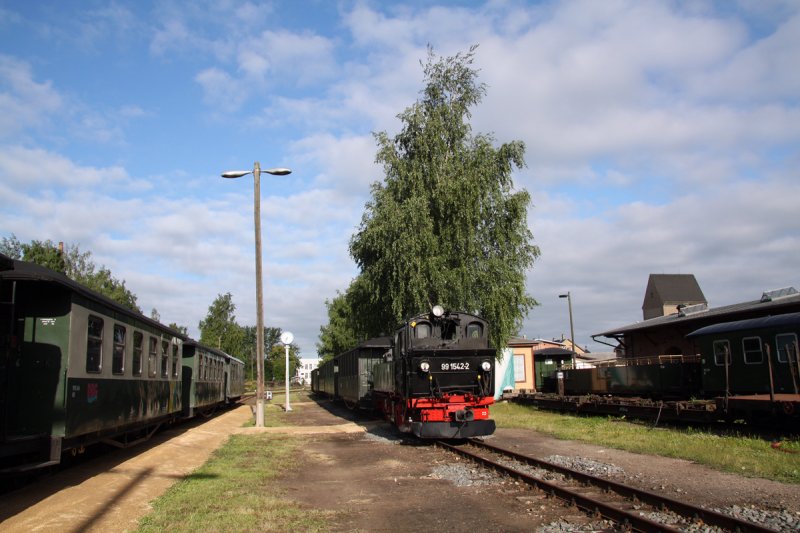 99 1542-2 steht am Morgen des 13.06.2009 als erster Zug des Tages, in Mgeln zur Abfahrt Richtung Oschatz bereit.