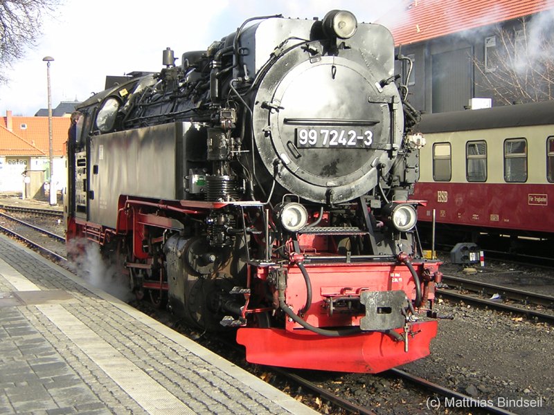 99 7242-3 rangiert im HSB-Bahnhof Wernigerode. Sie wird gleich den Zug im Hintergrund an den Hacken nehmen, um ihn zum Brocken hinauf zu ziehen.(06.11.2004)