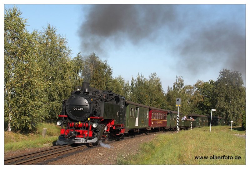 99 749 vor einem Zug der Zittauer Schmalspurbahn, aufgenommen am 26.09.2009 kurz vor der Einfahrt in den Bahnhof Bertsdorf.