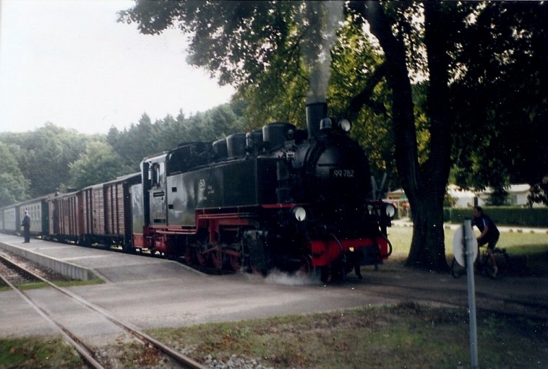 99 782 verlt mit dem Personenzug Ghren-Lauterbach Mole im September 2005 Garftitz.