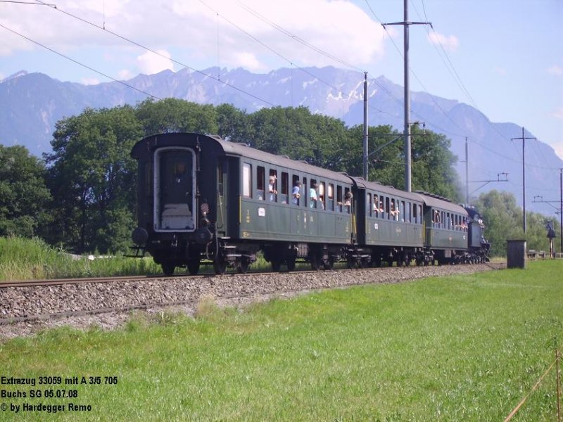 Vorne die historische A 3/5 705 und dahinter 3 historische