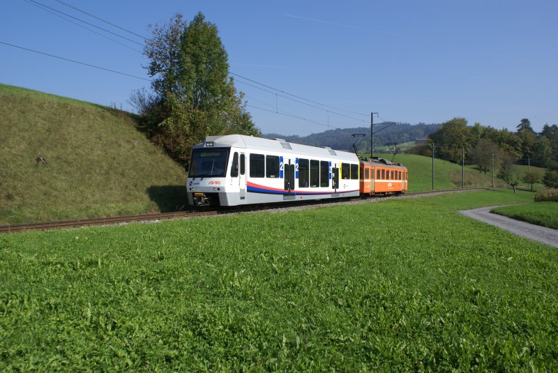 Weisser Steuerwagen, orangefarbener Triebwagen: ABt 56 und Be 4/4 26