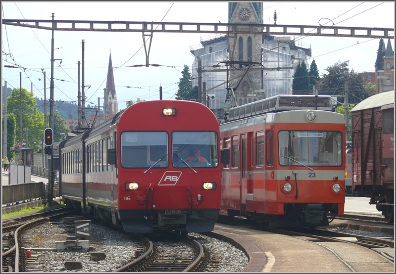 ABt 116 und Be 4/8 23 begenen sich im Nebenbahnhof