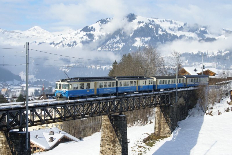 ABDe 8/8 4002 befindet sich am 21.12.08 mit dem Regio 2217 in Gstaad.