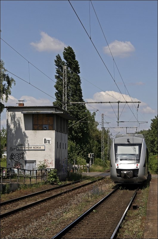 VT11002 HERNE verl�sst als RB46 GL�CKAUF-Bahn den Haltepunkt Bochum-Nokia..... 

